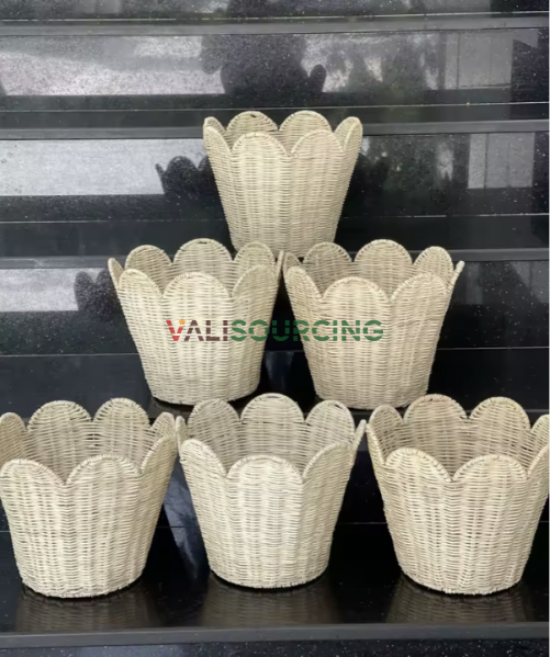 Scalloped Egde Iron Frame Rattan Basket