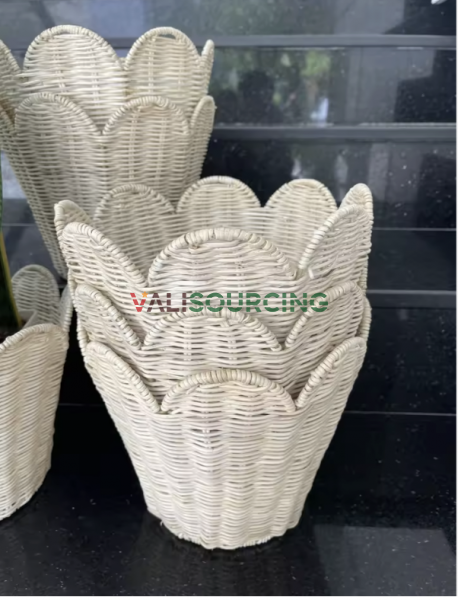 Scalloped Egde Iron Frame Rattan Basket