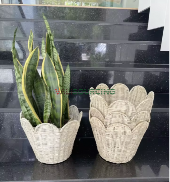 Scalloped Egde Iron Frame Rattan Basket